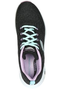 Zapatilla deportiva negra con parte superior texturizada, cordones azul claro y forro interior lavanda. Cuenta con la tecnología ArchFit y una suela blanca.