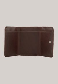 Billetera de cuero marrón oscuro, diseño de tres pliegues con textura suave, que cuenta con múltiples ranuras para tarjetas y un cierre a presión. Superficie interior texturada.