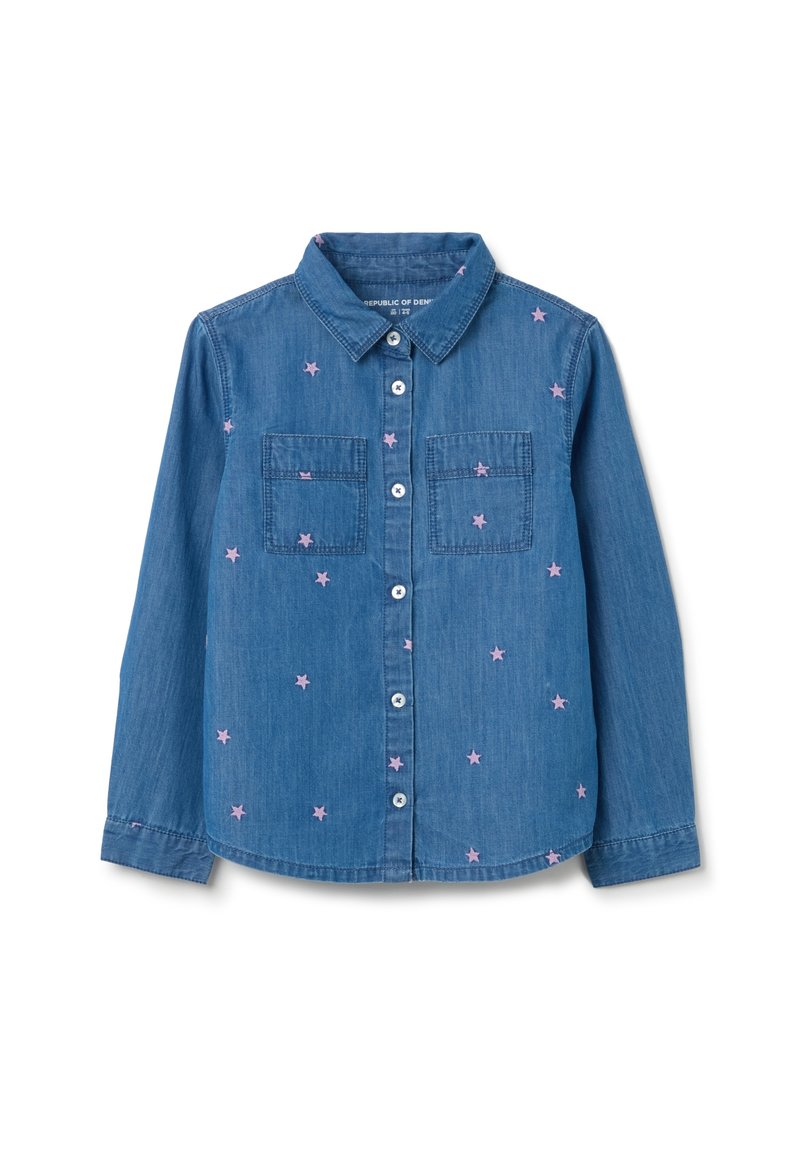 La camisa de denim en azul presenta un bordado de estrellas rosas, cierre de botones en la parte delantera y dos bolsillos en el pecho. Mangas largas con puños abotonados y diseño de cuello clásico.