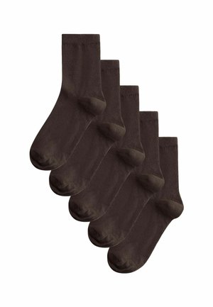 Cinq paires de chaussettes simples, longueur mi-mollet, de couleur brun foncé, disposées côte à côte sur un fond blanc.