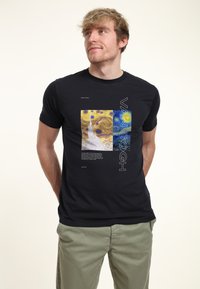 Černé bavlněné tričko s grafikou uměleckých děl Vincenta van Gogha, s textem a obdélníkovým uspořádáním v multikulturním tisku.