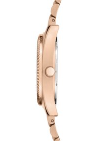 Montre en or rose avec un boîtier lisse et arrondi, une lunette texturée et un bracelet en métal. Elle présente une couronne et des accents polis.