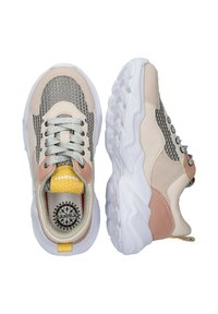 Leichte Sneaker mit einem Mesh-Obermaterial, beige und rosa Akzenten, weißen, klobigen Sohlen und einem strukturierten Fersenverband mit einem gelben Detail.