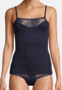 Camisola blu navy con dettagli in pizzo lungo il scollo e l'orlo, caratterizzata da spalline sottili regolabili e un design aderente.