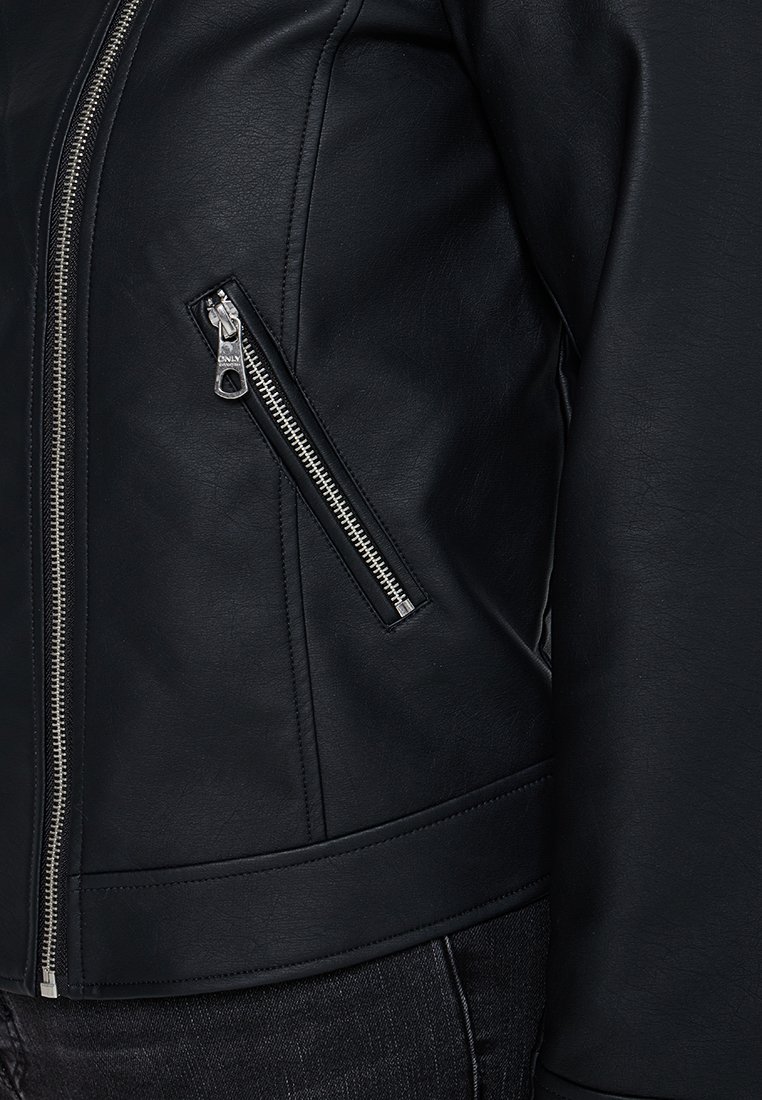 Giacca nera in ecopelle con tasca con zip diagonale, texture morbida e design aderente con vita.
