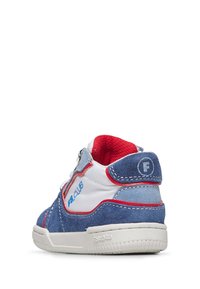 Sneaker blu e bianco con texture in suede, dettagli rossi, logo e suola in gomma. Presenta chiusura con lacci e supporto alla caviglia.