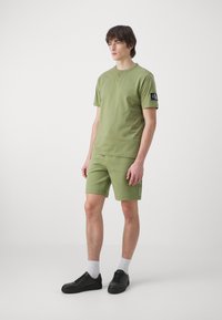 Calvin Klein Jeans BADGE REGULAR TEE - Basic póló - dark juniper