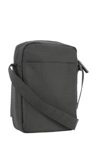 Borsa a tracolla nera realizzata in tessuto strutturato. Design rettangolare con una lunga tracolla regolabile e chiusura con zip sulla parte superiore.