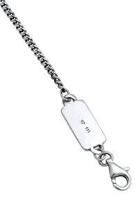 Armbånd i sterling sølv med kæde, rektangulært mærke med gravering og en krabbe-lås til lukning. Poleret finish.