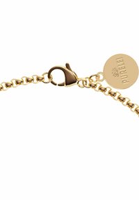 Goldfarbener Metallarmreif mit runden Gliedern, einem Karabinerverschluss und einem runden Anhänger, der mit "PURELEI" graviert ist. Glatte Oberfläche mit glänzendem Finish.