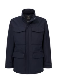 Chaqueta azul marino hecha de tela resistente, con un cuello alto, cuatro bolsillos frontales y cierre de botones. Textura suave con un diseño minimalista.