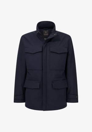 Marineblaue Jacke aus robustem Stoff, mit hohem Kragen, vier Fronttaschen und Knopfverschluss. Glatte Textur mit minimalistischem Design.