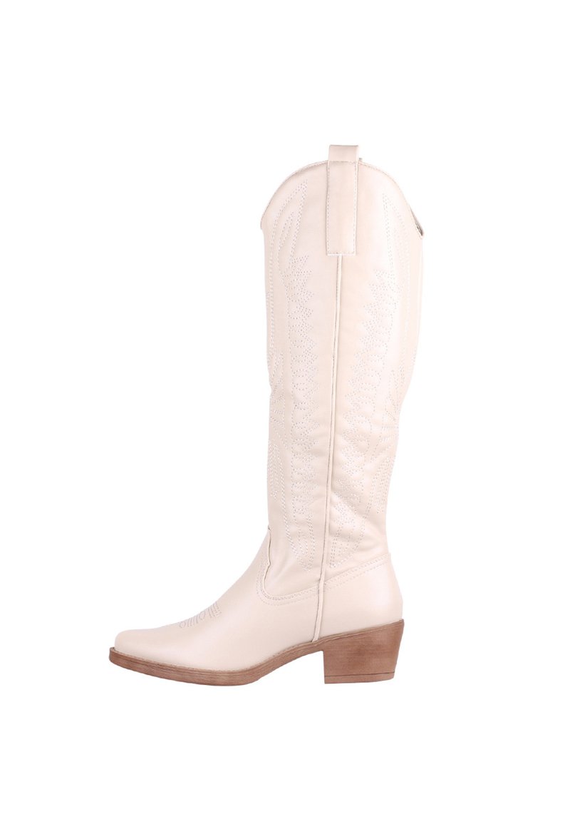 Bota blanca de cuero hasta la rodilla con costuras decorativas, punta afinada y tacón bajo tipo bloque. Cuenta con una pestaña en la parte superior.