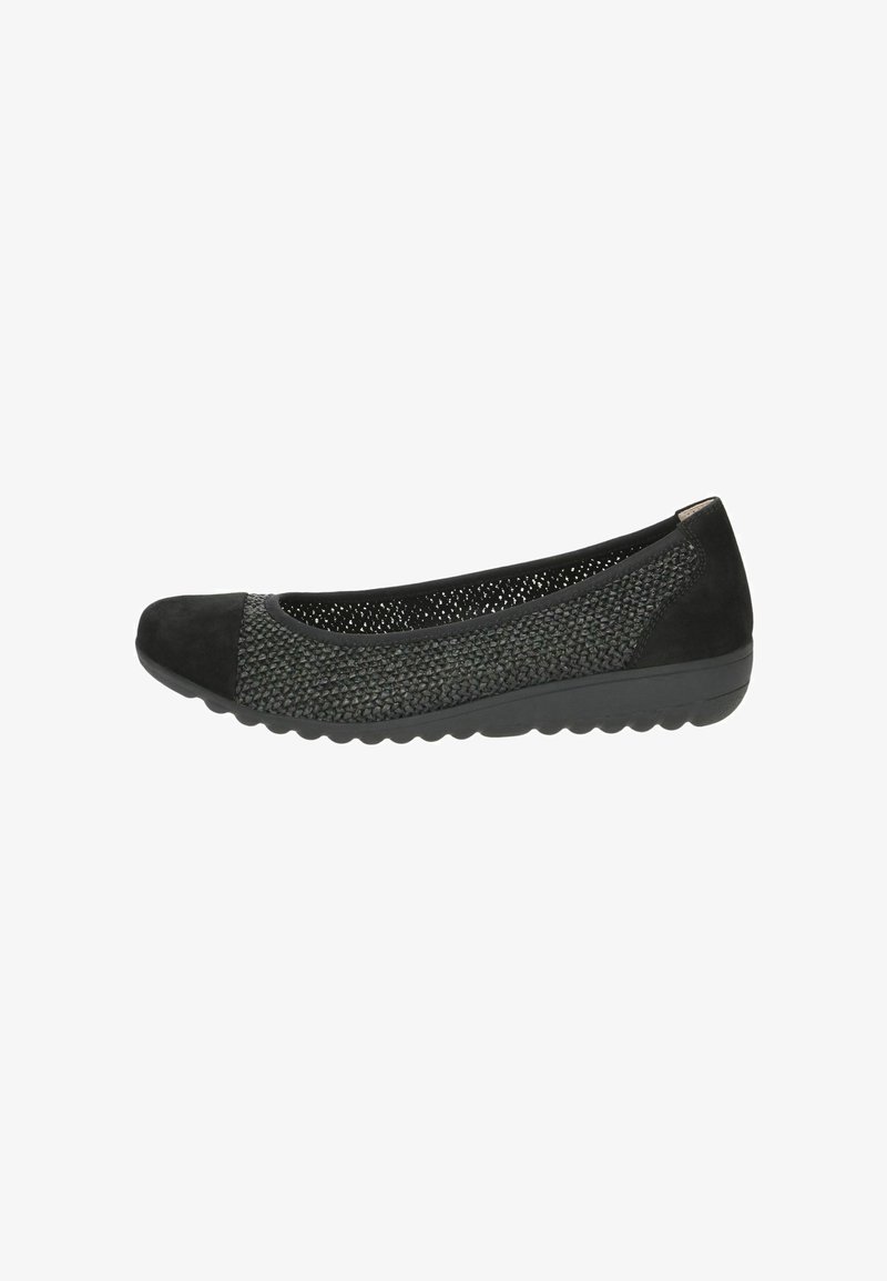 Ballerine plate noire avec tige tissée, accents texturés et bout en daim lisse. Dotée d'une semelle en caoutchouc flexible avec un motif ondulé.