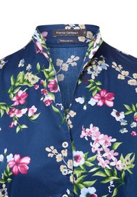 Koszula z krótkim rękawem w granatowym materiale z kwiatowym wzorem w różowych, białych i zielonych akcentach. Regularny krój z kołnierzykiem.