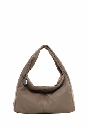 Braune Leder-Hobo-Tasche mit einer weichen, lässigen Form. Verfügt über einen breiten Griff, dezente Nähte und ein kleines Metallschild, das mit einer Kette befestigt ist.