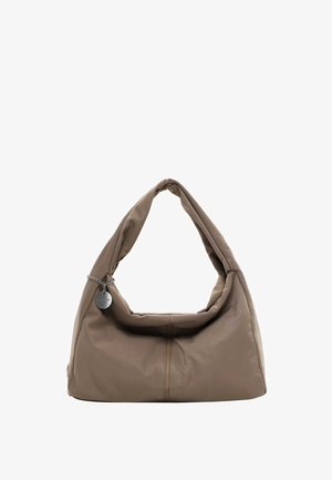 Bruine leren hobo tas met een zachte, slungelige vorm. Voorzien van een brede handgreep, subtiele stiksels en een klein metalen label bevestigd met een ketting.