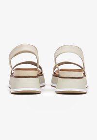 Inuovo Sandały na koturnie