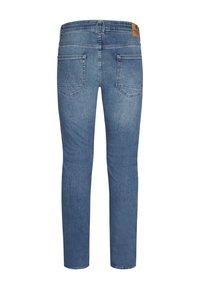 Modré džíny z denimu se rovnými nohavicemi, dvěma zadními kapsami, poutky na pásek a koženou nášivkou značky na pase.