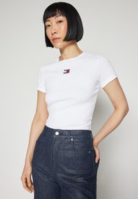 Tommy Jeans BADGE - T-Shirt basic - white
