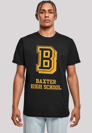 Schwarzes Baumwoll-T-Shirt mit einem großen gelben "B" und dem Text "BAXTER HIGH SCHOOL" in abgeriebenem Schriftzug. Kurze Ärmel, normale Passform.