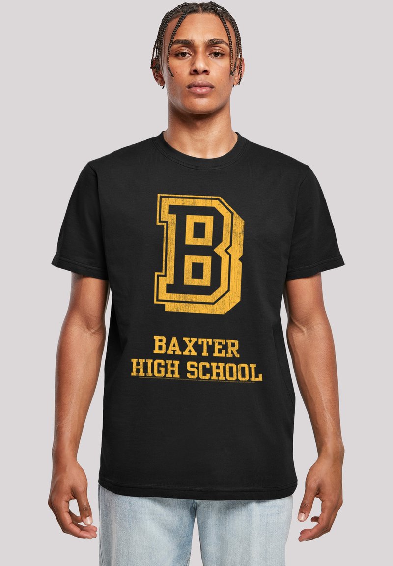 Svart bomull T-skjorte med et stort gult "B" og teksten "BAXTER HIGH SCHOOL" i slitt skrift. Korte ermer, vanlig passform.