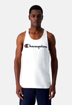 Camiseta de tirantes blanca hecha de algodón con un escote redondo. Presenta un gran logo de "Champion" en azul marino y rojo en la parte delantera.