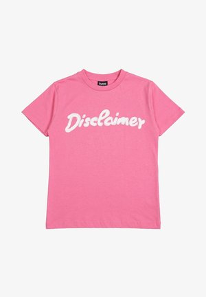 T-shirt rosa a maniche corte con testo in corsivo bianco "Disclaimer" sul petto, con scollo rotondo e cuciture visibili.