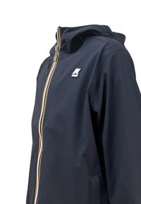 Giacca impermeabile navy con cappuccio, chiusura con zip completa, zip rigata bianca e arancione, e una piccola etichetta logo sul petto.