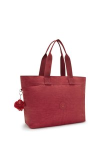 Bolsa de mano roja hecha de tela texturizada con dos asas resistentes. Presenta un logo redondo y un charm de pelaje adjunto mediante un clip de metal.