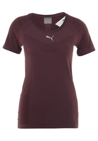 Viininpunainen urheilupaita, jossa on lyhyet hihat, pyöreä pääntie, teksturoidut paneelit edessä ja heijastava logoyksityiskohta rinnassa.