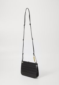Borsa a tracolla nera con pelle goffrata a forma di coccodrillo, finitura liscia, tracolla in pelle regolabile, dettagli in metallo e chiusura a gancio.