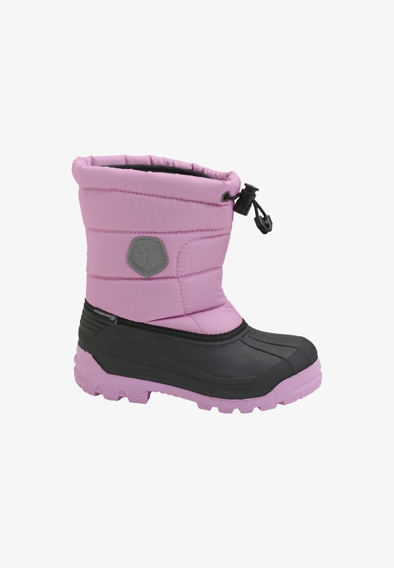 Rosa isolerad stövel med quiltat ovansidan, svart gummi nertill, snörning med dragband och texturerad sula för grepp. Hexagonalt logotyp på sidan.