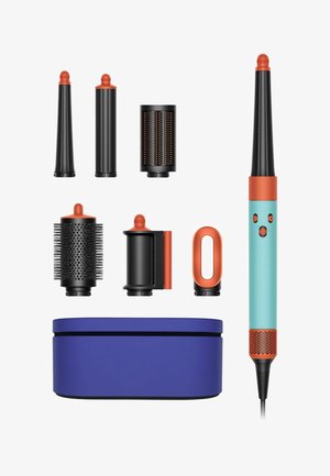 Hairstyling-Werkzeugsatz mit türkisfarbenem Griff, orangefarbenen Akzenten, mehreren schwarzen Aufsätzen und einem blauen Aufbewahrungsetui. Beinhaltet verschiedene Barrel-Größen.