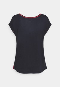 Camicetta a maniche corte blu navy con scollo rotondo, caratterizzata da un sottile bordo rosso lungo il collo e i bordi delle maniche.