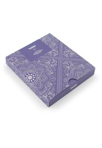 Violetinė pakuotė džinsams, su sudėtingais baltais paisley raštais, stačiakampio formos, su priekiniais atidarymais ir kilpele.