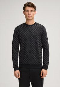 Czarny sweter z teksturowanym geometrycznym wzorem, okrągłym dekoltem i prążkowanymi mankietami. Tkanina ma gładkie wykończenie.