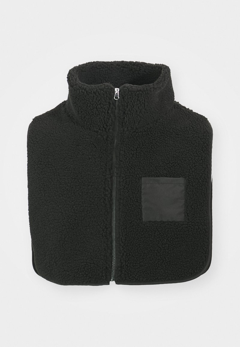 Gilet en polaire noir avec un col haut, présentant une fermeture éclair sur le devant et une petite poche en tissu. La texture est douce et duveteuse.