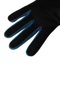 Svart handske med turkosa accenter, med en texturerad yta och perforeringar för andningsförmåga. Fyra fingrar synliga.