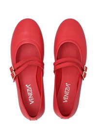 Rote Leder-Ballettschuhe mit Kreuzriemen und goldenen Akzenten. Runde Zehen und glatte Textur. Das Innere zeigt das Markenlogo in Weiß.