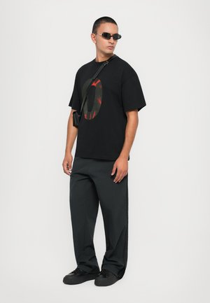 OBSESSIONS UNISEX - Print T-shirt - washed black