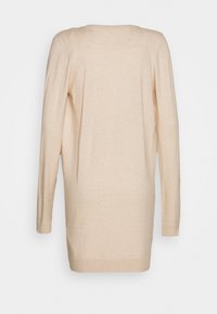 Maglione beige a maniche lunghe con scollo rotondo. Materiale morbido e leggero. Orlo e polsini a costine. Design semplice con una leggera texture.