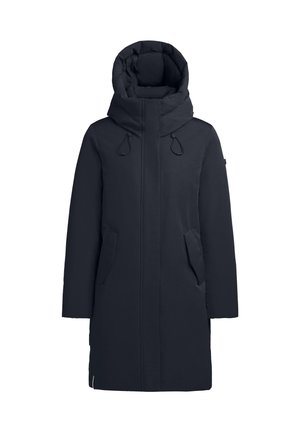 Námořnický modrý dlouhý kabát s vysokým límcem, velkou kapucí a dvěma předními kapsami. Charakterizuje ho elegantní, minimalistický design a voděodolný materiál.