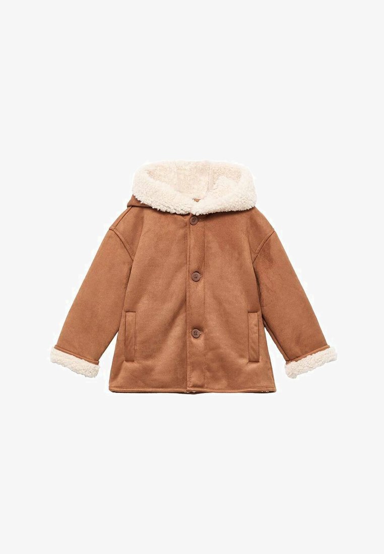 Smeđa jakna od umjetnog sueda s kremastim kapuljačom od umjetnog krzna, prednjim kopčanjem na gumbe i bočnim džepovima; karakterizira je opušteni kroj i meka tekstura.