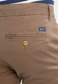 Blend BHNATAN SLIM FIT - Chino kalhoty - mocca brown