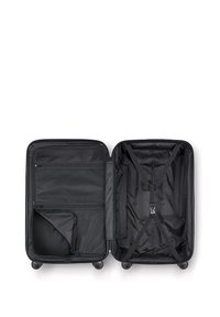 Czarna walizka na kółkach z dwoma przegrodami, z siatkowymi kieszeniami, paskami do zabezpieczania przedmiotów oraz gładkim, materiałowym wnętrzem.