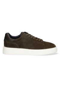 Sneaker in suede marrone con suola in gomma bianca, caratterizzato da dettagli in cucitura verde e lacci rotondi. Design a taglio basso con una texture liscia.