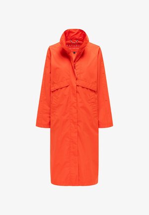 Impermeabile lungo di un vivace arancione con collo alto, cerniera nascosta, bottoni a pressione sulle maniche e tasche con patta frontali.