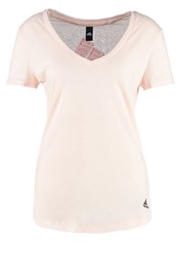 Světle růžové dámské tričko Adidas s V-výstřihem a krátkým rukávem, s logem na spodním levém okraji, jednoduchý design.