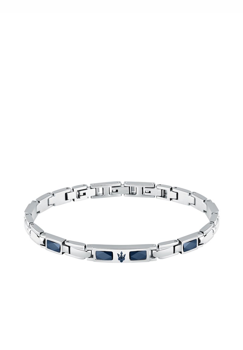 Bracciale in tonalità argento con link rettangolari, adornato con pietre blu e un emblema centrale. Texture liscia con finitura lucida.